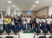 Estudantes visitam a Câmara Municipal para conhecer o funcionamento da instituição